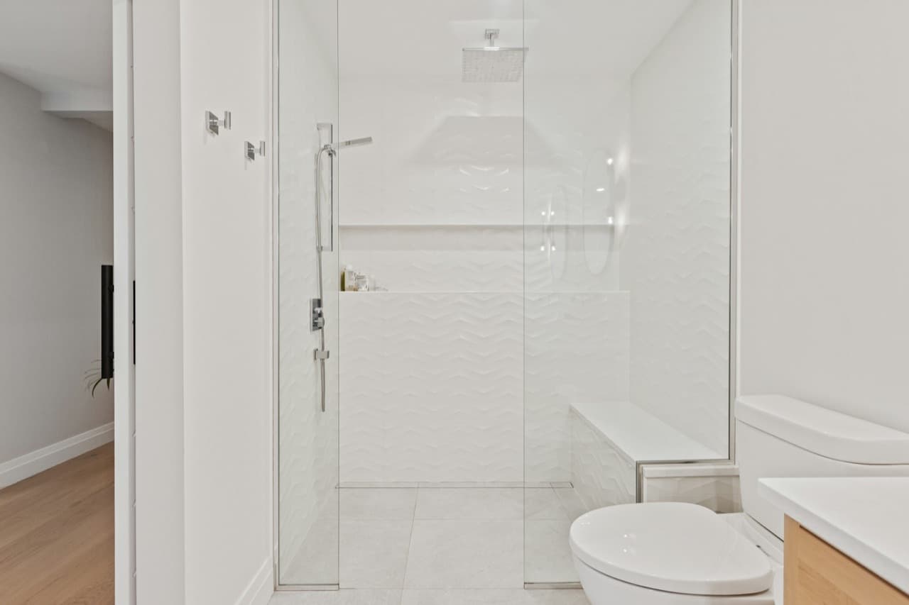 Frameless Bath — Exquisite Custom Glass portfolio photo